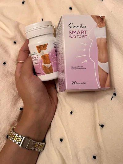 Mano que sostiene el bote y la caja de Slimmatica