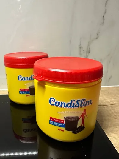 Dos botes de CandiSlim sobre una encimera