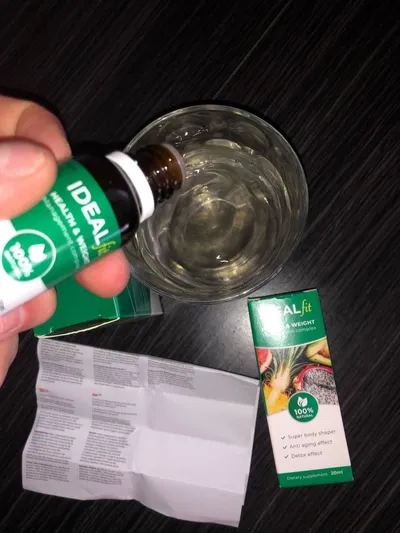 Gotas de IdealFit vertidas en un vaso de agua